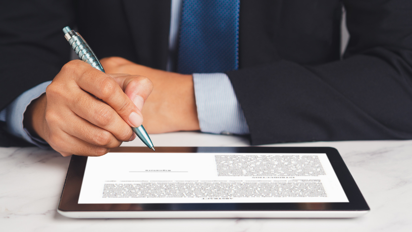 A assinatura digital avançada, destacada por Kelsem Ricardo Rios Lima, eleva a segurança e a validade jurídica nos procedimentos imobiliários.