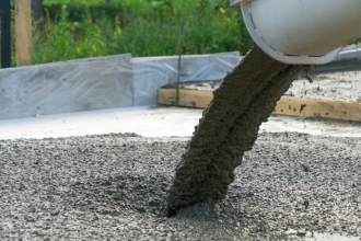 Valderci Malagosini Machado destaca como os avanços em cura, moldagem e controle tecnológico elevam a qualidade e a resistência dos artefatos de concreto.