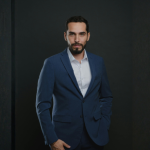 Alex Nabuco dos Santos analisa quando a espera estratégica protege capital e quando ela custa oportunidades reais.