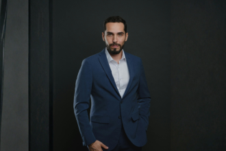 Alex Nabuco dos Santos analisa quando a espera estratégica protege capital e quando ela custa oportunidades reais.