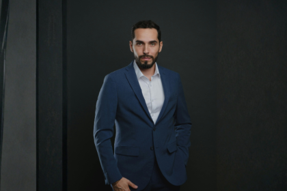 Alex Nabuco dos Santos analisa quando a espera estratégica protege capital e quando ela custa oportunidades reais.