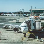 Aviões estacionados na área operacional de um aeroporto.