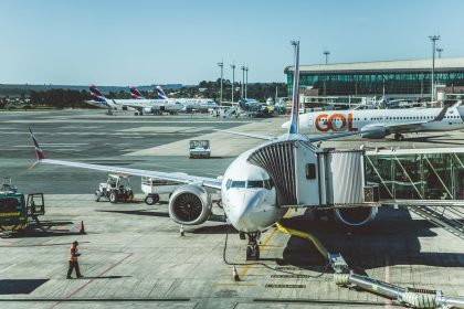 Aviões estacionados na área operacional de um aeroporto.