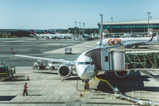 Aviões estacionados na área operacional de um aeroporto.