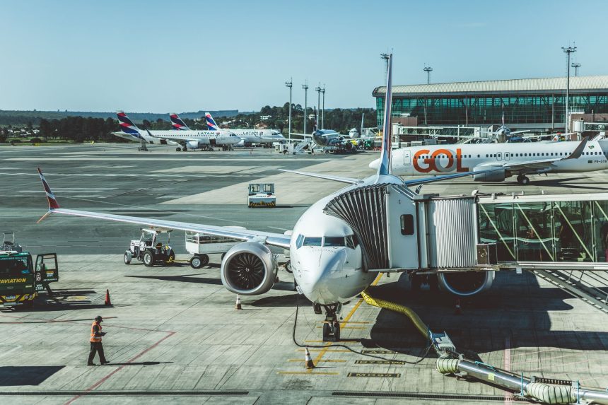 Aviões estacionados na área operacional de um aeroporto.